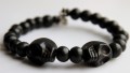 2024 207881 Armband zwart 2 doodshoofden 800